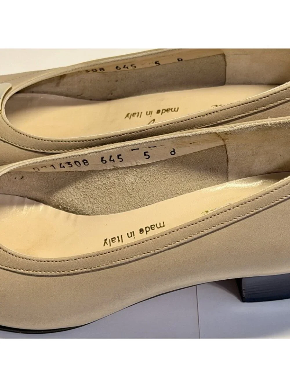Salvatore Ferragamo Boutique Beige Leather Pumps Size 5B Low Heels - Picture 10 of 14